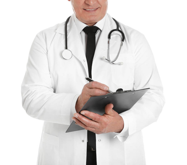 Médico masculino con estetoscopio y portapapeles aislados en blanco, primer plano. Personal médico
 - Foto, Imagen