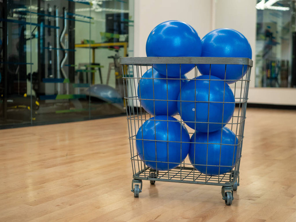Kosár, kék mag gyakorlása labdák egy edzőteremben - Fotó, kép