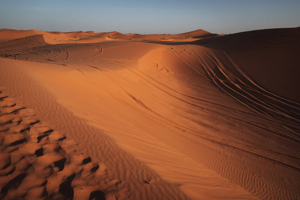 Piękny krajobraz wydm na Saharze w Maroku. Fotografia podróżnicza. - Zdjęcie, obraz