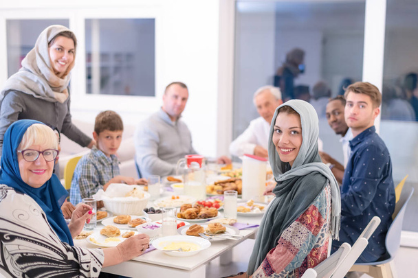 Famille musulmane multiethnique moderne ayant une fête du Ramadan
 - Photo, image