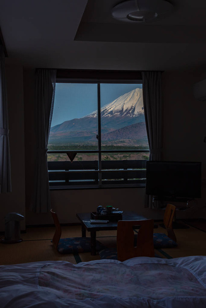 ウィンドウで美しい富士山を望む。精進湖 (精進湖) 付近のリゾートします。旅行、休暇および山梨県での休日. - 写真・画像