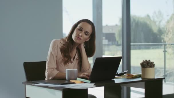 Femme d'affaires essayant de se détendre sur le lieu de travail. Femme fatiguée travaillant sur ordinateur
. - Séquence, vidéo