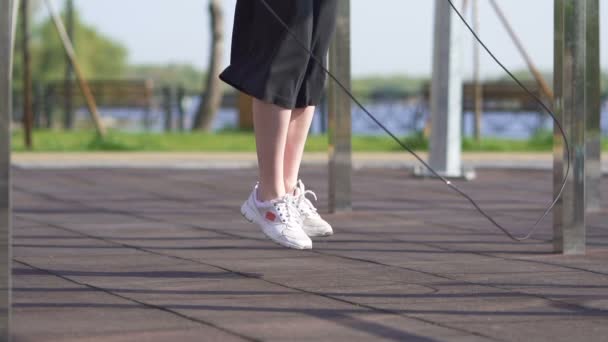 Addestramento femminile con corda da salto sul campo di allenamento stradale. Rallentatore
 - Filmati, video