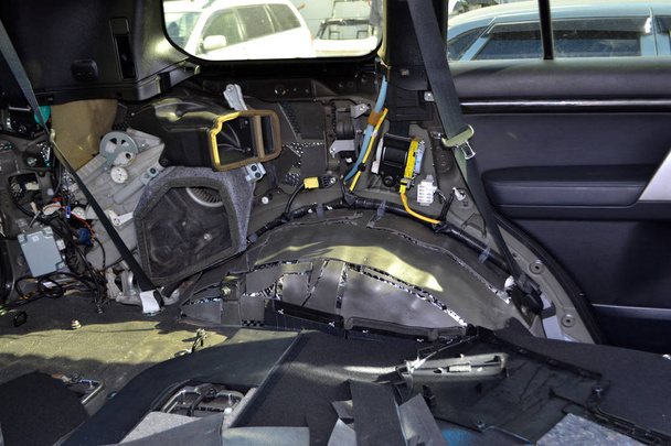 Тюнинг автомобиля в кузове внедорожника с тремя слоями шума insulati
 - Фото, изображение