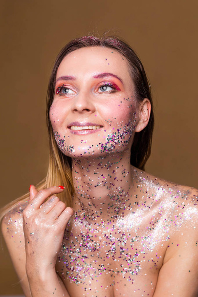  Mujer modelo de moda feliz con maquillaje de brillo de moda
 - Foto, imagen