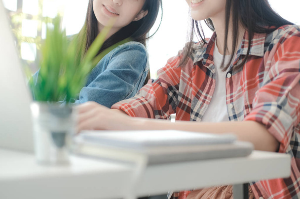 Mädchen Teenager College High School Student lernen mit Computer - Foto, Bild