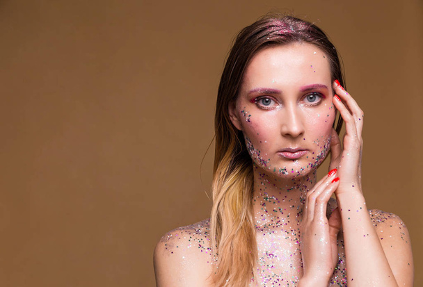 Fashion model woman with trendy glitter make-up - Foto, Imagen