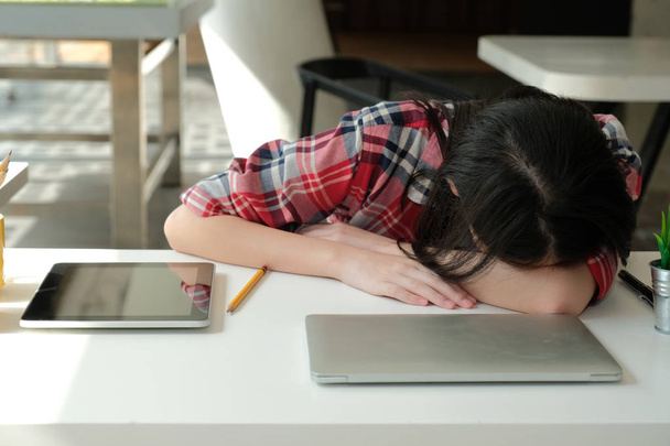γυναίκα που κοιμάται στο χώρο εργασίας. κορίτσι κουραστεί από τη σκληρή δουλειά - Φωτογραφία, εικόνα