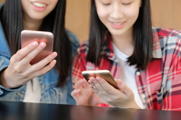 donna ragazza adolescente utilizzando smartphone
 - Foto, immagini