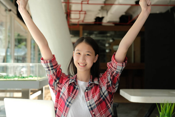 幸せな幸せで手を上げる幸せな女性の女の子のティーンエイジャー - 写真・画像
