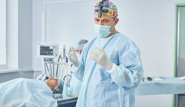 Několik lékařů kolem pacienta na operačním stole během t - Fotografie, Obrázek