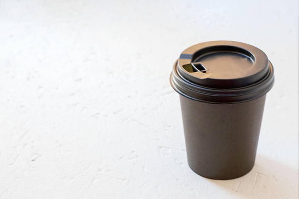 Papír csésze kávé világos háttér - Fotó, kép
