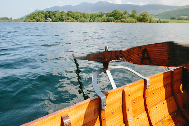 łódź na piękne jezioro - Zdjęcie, obraz