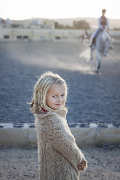 A lány nézi a lovaglás lecke - Fotó, kép