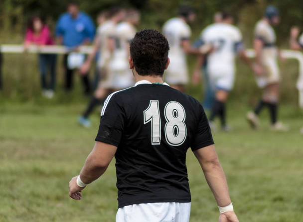 Jogador de rugby andando em campo
 - Foto, Imagem