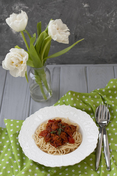 Pyszna kolacja: talerz spaghetti z sosem bolońskim. - Zdjęcie, obraz