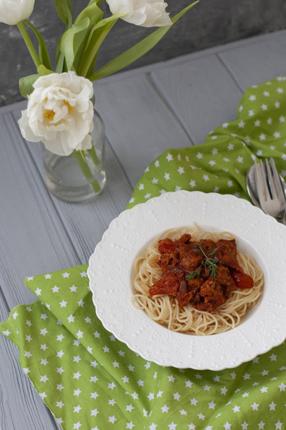 ein köstliches Abendessen: ein Teller Spaghetti mit Bolognese-Sauce. - Foto, Bild