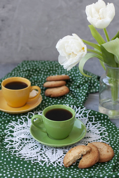 Uma pausa para dois: xícaras de café, pilhas de biscoitos
 - Foto, Imagem