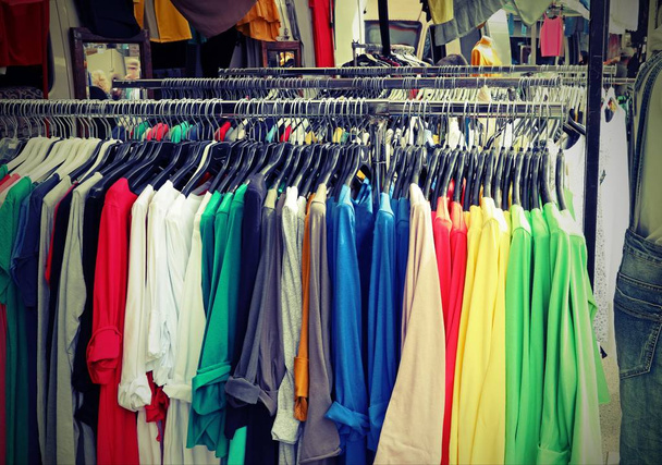 θέση των ρούχων στην υπαίθρια αγορά - Φωτογραφία, εικόνα