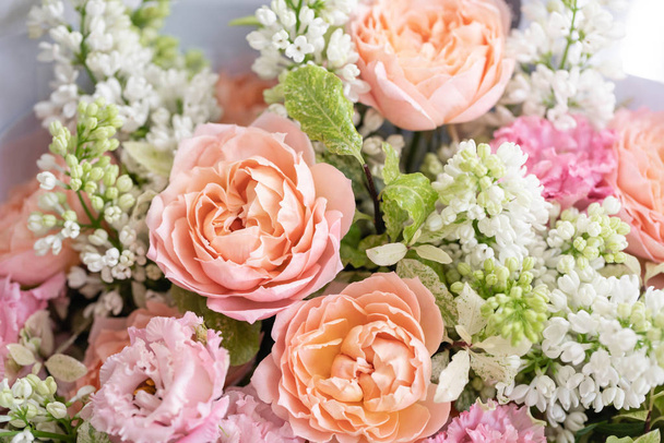 finom, pasztell színű kis gyönyörű csokor vegyes virágok. Floral Shop koncepció. Gyönyörű friss vágott csokor. Virágok szállítása - Fotó, kép