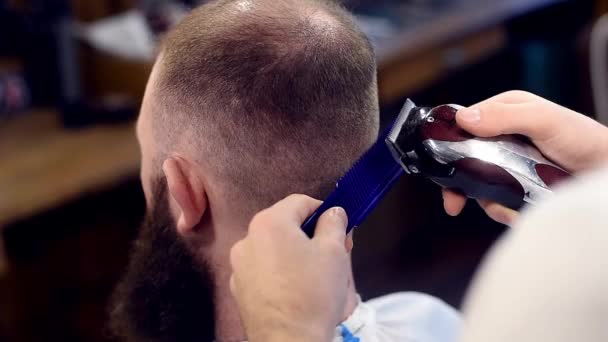 Close up filming of male hair-styling and hair-cutting process with electric hair clipper and comb  - Filmati, video