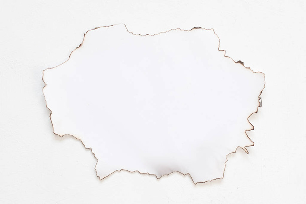 verbrannte Papier-Attrappe weißen abstrakten Hintergrund - Foto, Bild