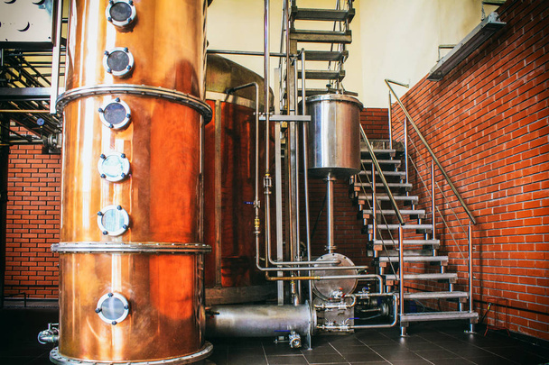 Industriële apparatuur voor de productie van brandy - Foto, afbeelding