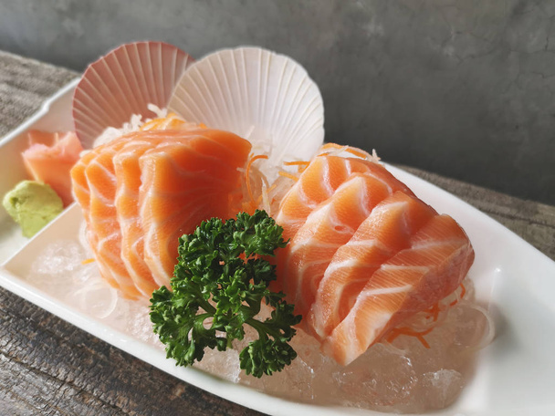 Закрыть ломтик сашими из лосося, японская еда - Фото, изображение
