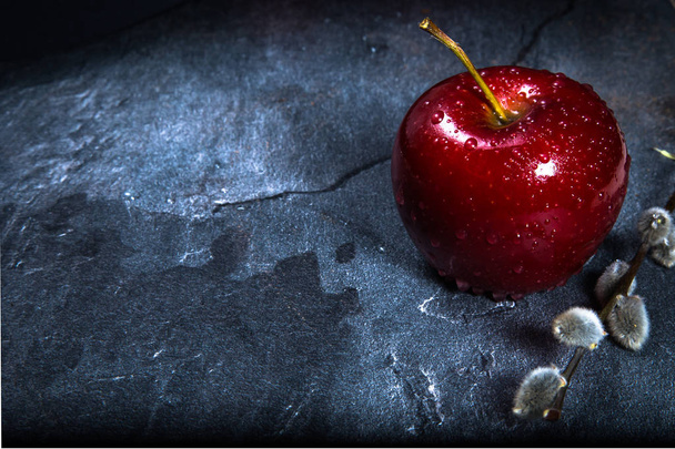 the photo shows green, juicy, fresh apples lying on a dark marble table - 写真・画像
