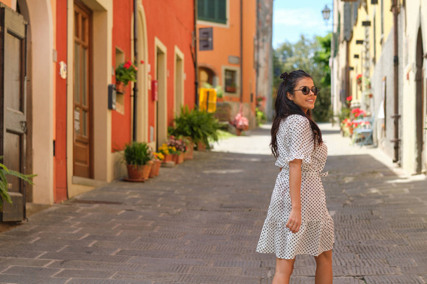 Fashionable vintage Walking In Italian Town - Foto, imagen