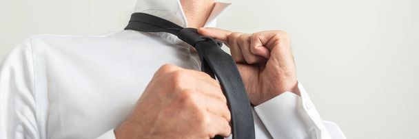 ネクタイを結ぶビジネスマン - 写真・画像