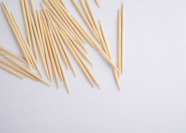 Bambu puinen hammastikkuja valkoisella pohjalla
 - Valokuva, kuva