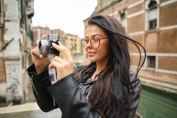 Travel photographer woman with camera in Venice, Italy.  - Φωτογραφία, εικόνα