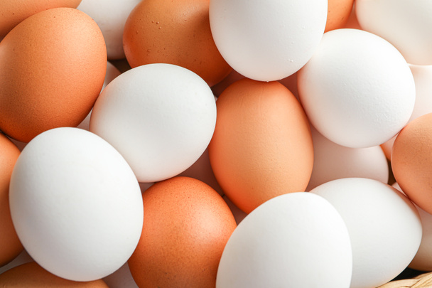 Molte uova di pollo come sfondo, vista dall'alto e primo piano
 - Foto, immagini
