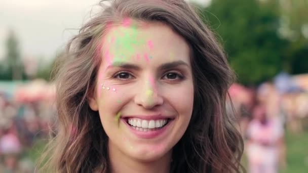 Mujer feliz en colores holi
  - Imágenes, Vídeo
