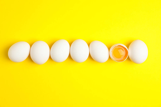 Flat lay composition with chicken eggs on color background, spac - Fotoğraf, Görsel