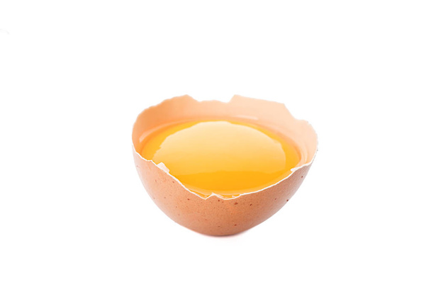 Половина разбитого яйца с желтком изолированы на белом фоне
 - Фото, изображение