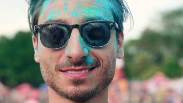 Muž v Holi barvách na festivalu  - Záběry, video