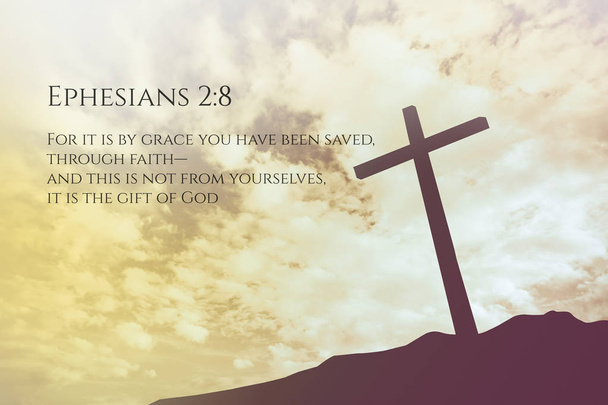 Efesios 2: 8 Biblia Vintage versículo Antecedentes en una cruz en una h
 - Foto, imagen