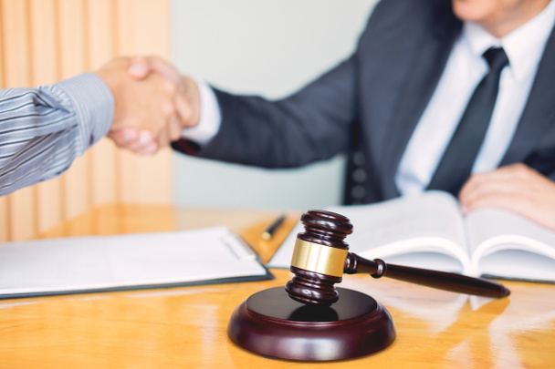 Юридическая и юридическая концепция, консультации между адвокатами и клиентом
 - Фото, изображение