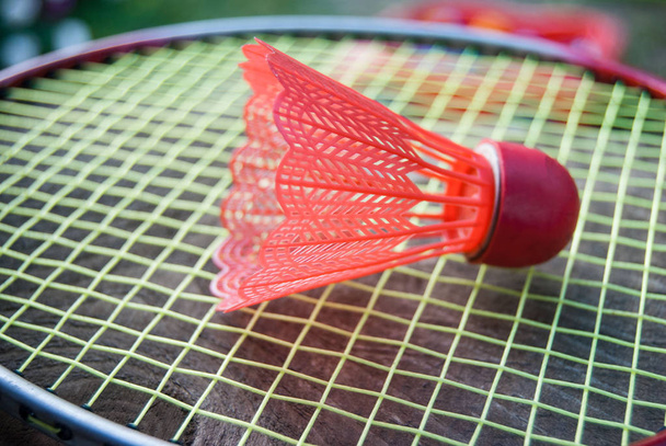 macro badminton red shuttlecock and racket - Foto, afbeelding