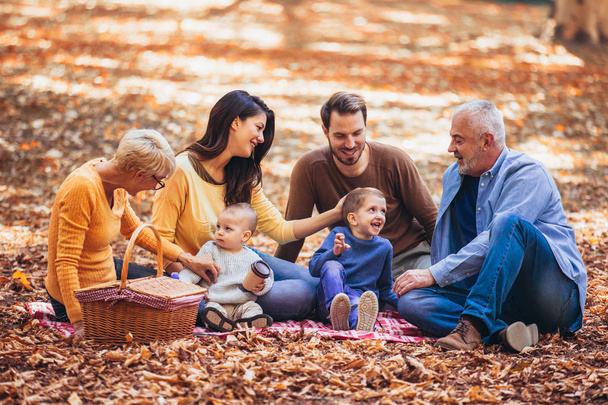 Multl generációs családi szórakozás őszi parkban - Fotó, kép