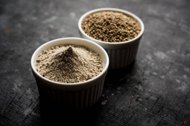Bajra (mijo perla) / granos de sorgo con su harina o polvo en un tazón, enfoque selectivo
 - Foto, Imagen