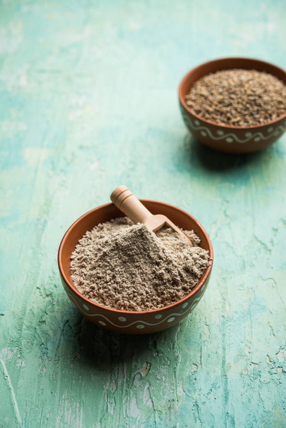Bajra (milheto pérola) / grãos de sorgo com sua farinha ou pó em uma tigela, foco seletivo
 - Foto, Imagem
