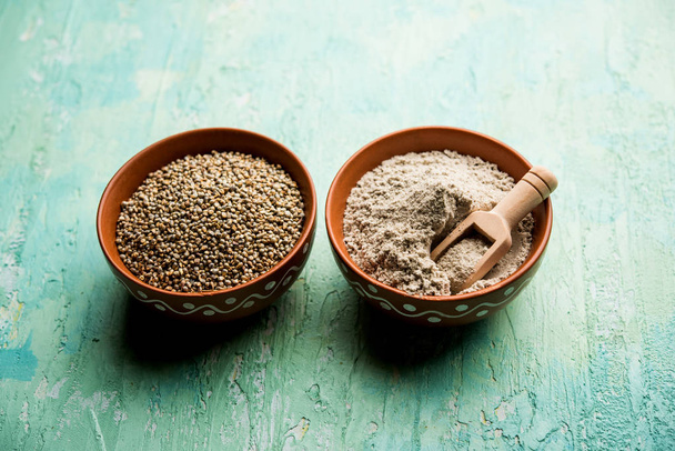 Bajra (жемчужное просо) / сорго зерна с его муки или порошка в миске, избирательный фокус
 - Фото, изображение