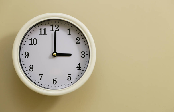 De tijd van de klok van de muur van de kamer is een scène van 3:00 - Foto, afbeelding