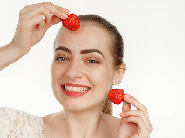 schöne Mädchen macht Make-up Erdbeeren auf einem weißen Backgr - Foto, Bild