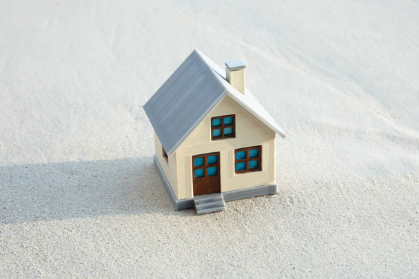 Miniature House Model On The Idyllic Beach Near The Coast - Fotografie, Obrázek