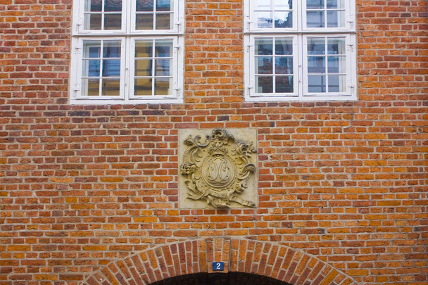 COPENHAGEN, DINAMARCA - 25 de mayo de 2019: Escudos en el antiguo edificio del casco antiguo de Copenhague
 - Foto, Imagen