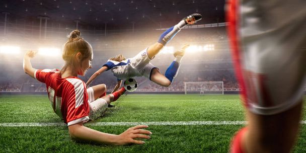 Жінка-футболістка виконує екшн на професійному футбольному стадіоні. Дівчата грають у футбол
 - Фото, зображення